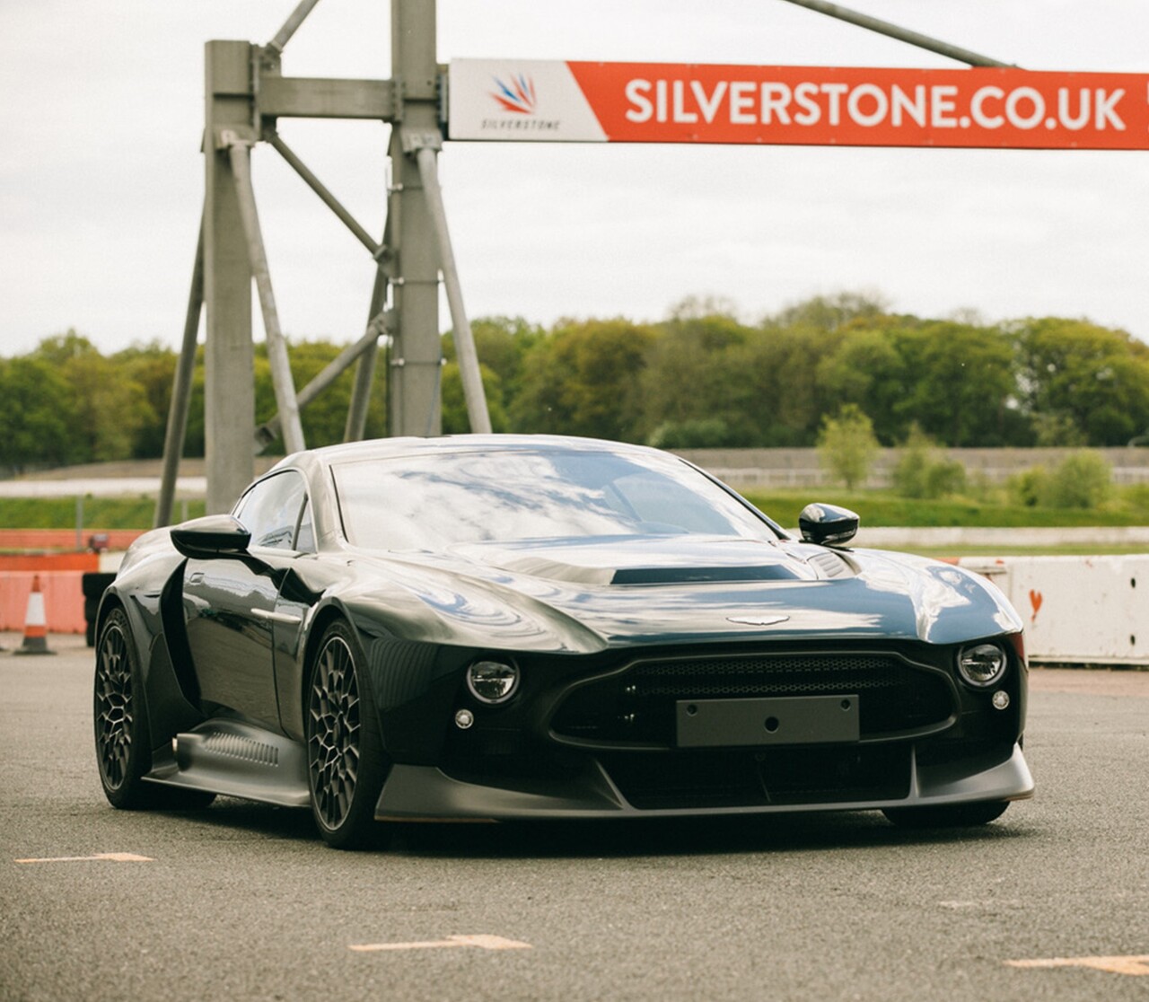 Aston Martin VICTOR 6