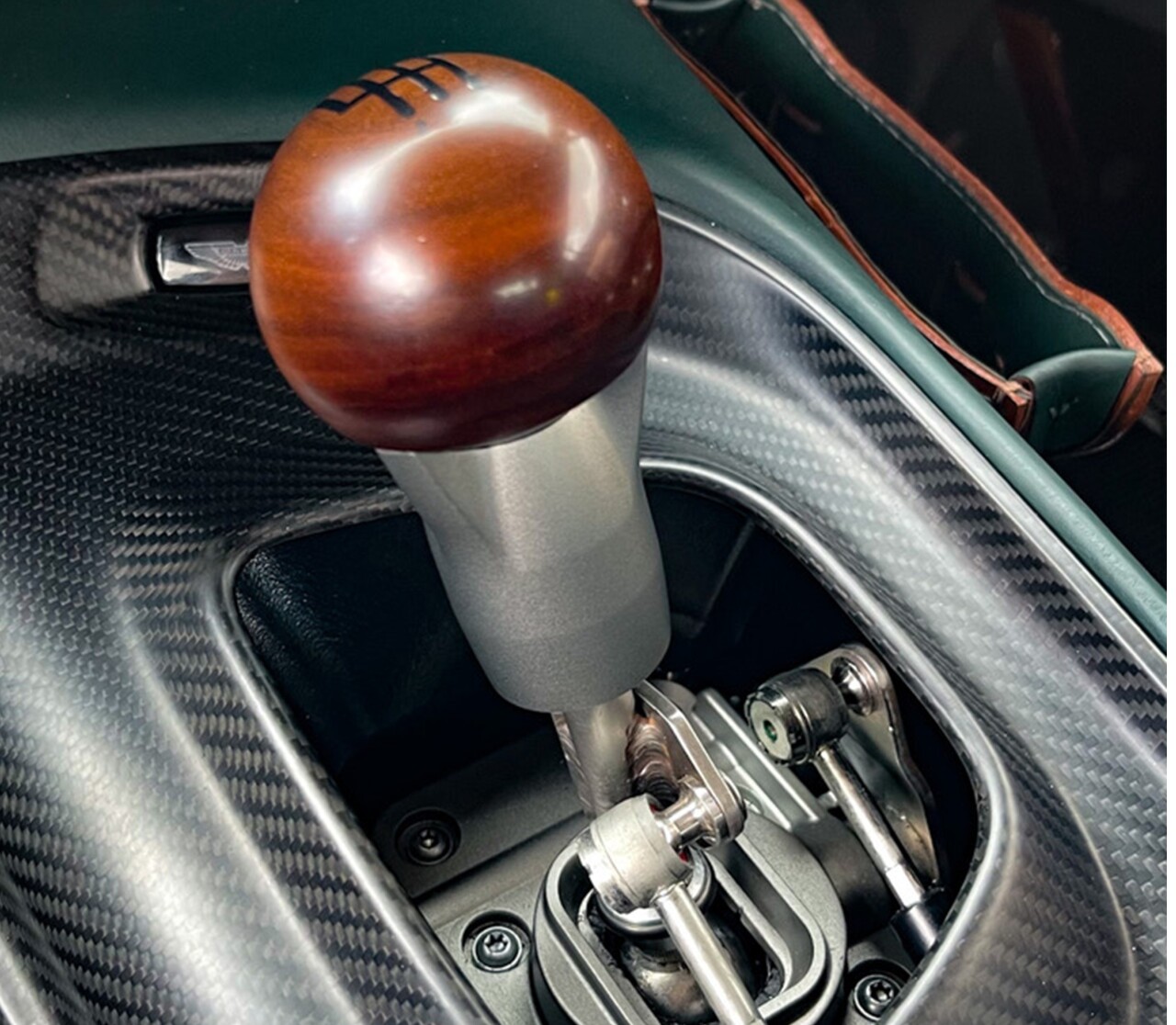 Aston Martin VICTOR 5