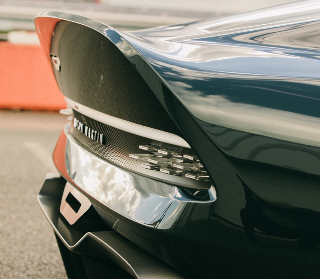 Aston Martin VICTOR 8