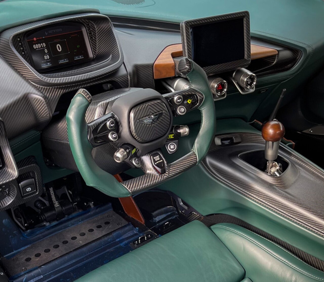 Aston Martin VICTOR 4